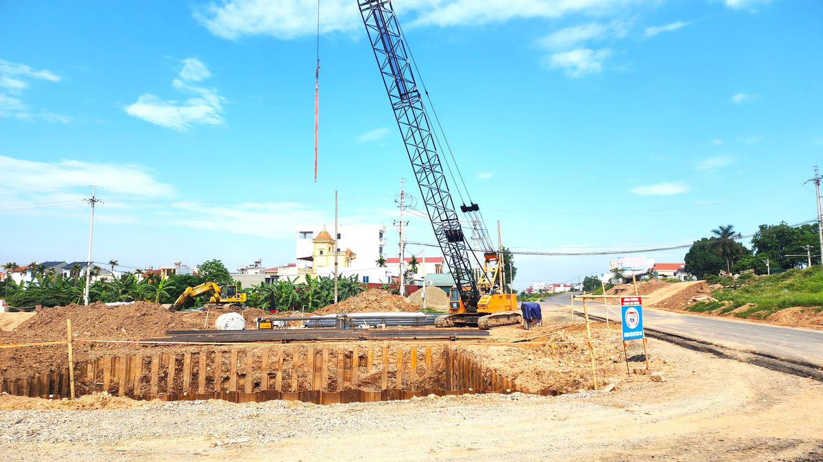 Công trường thi công Dự án Đường Vành đai 4- Vùng Thủ đô, đoạn qua xã Mê Linh. Ảnh: K.H.