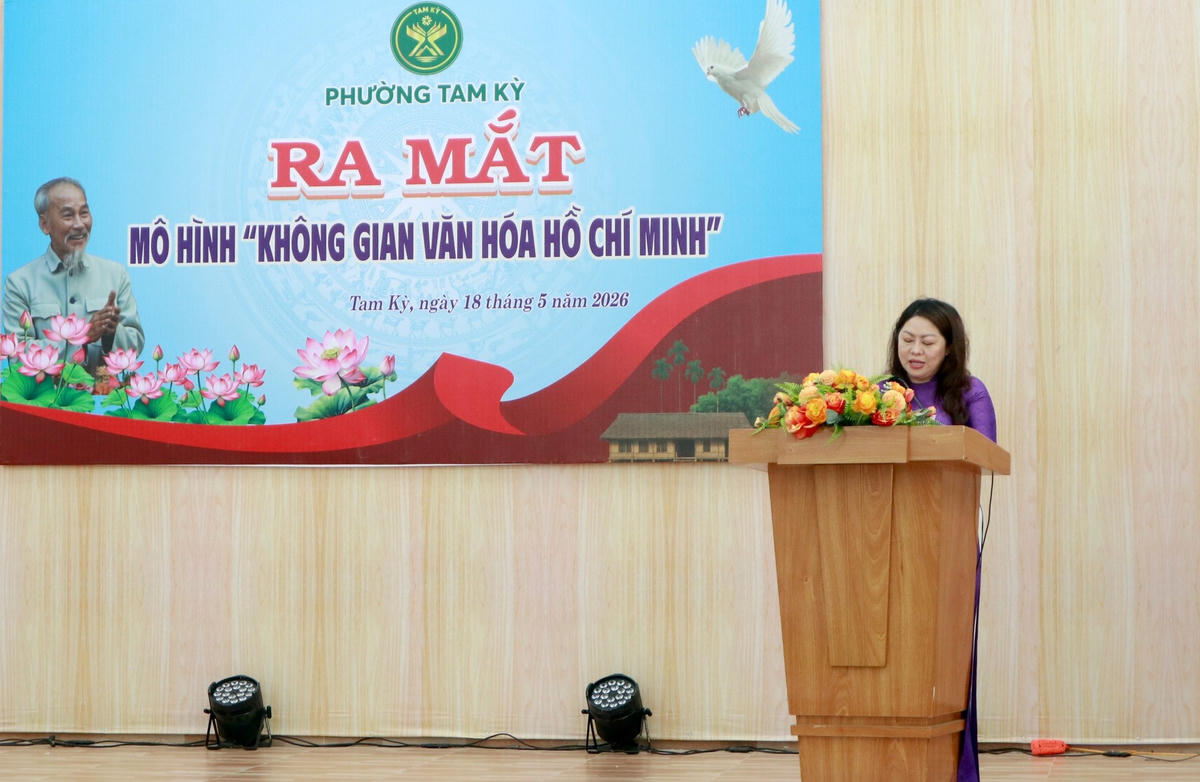 Phát biểu tại buổi lễ, bà Nguyễn Thị Thu Lan, Bí thư Đảng ủy phường Tam Kỳ phát biểu tại lễ ra mắt mô hình “Không gian văn hóa Hồ Chí Minh”. Ảnh: Nguyễn Tín.