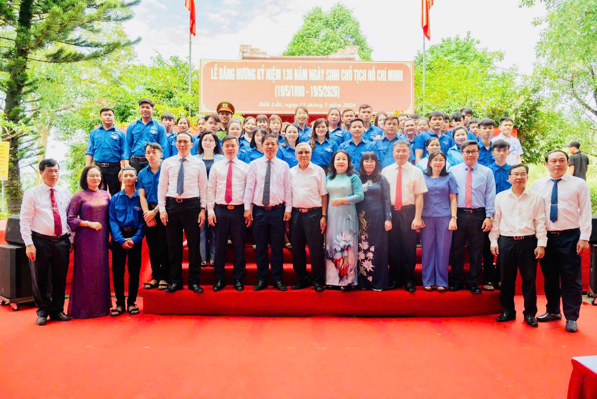 Các đại biểu chụp ảnh lưu niệm tại&nbsp;cụm di tích Nhà thờ Bác Hồ. Ảnh: Lê Biết.