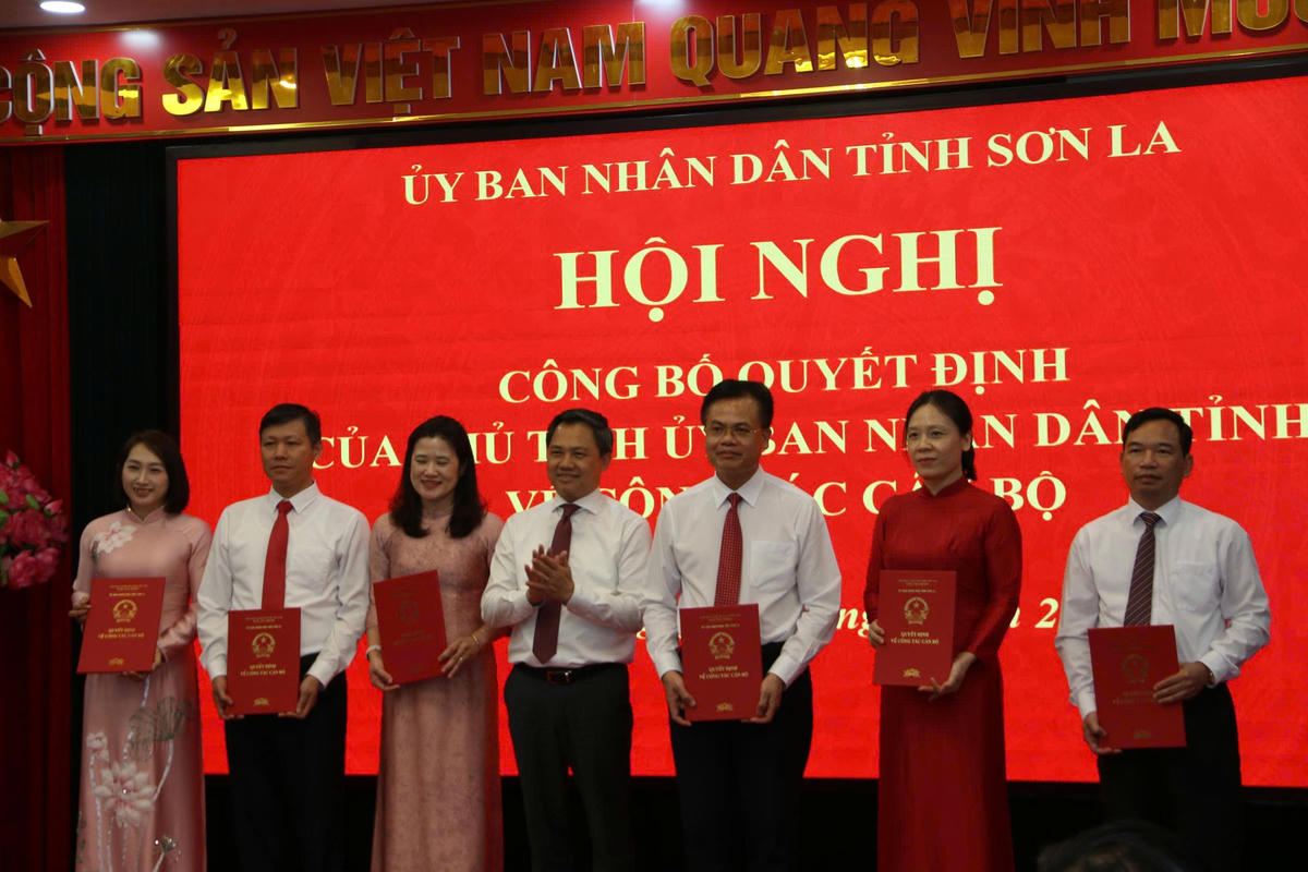 Chủ tịch UBND tỉnh Sơn La trao quyết định và chúc mừng các cán bộ nhận nhiệm vụ mới. Ảnh: H.H.