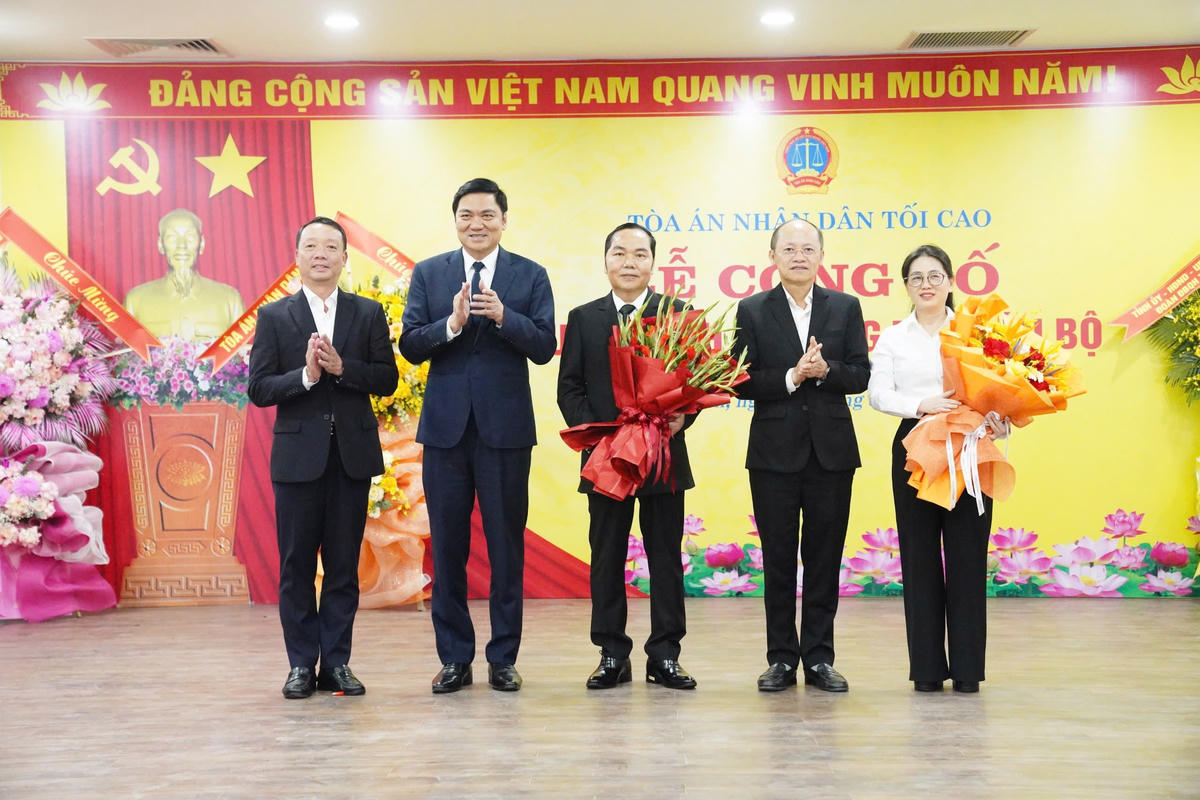 Lãnh đạo tỉnh Hà Tĩnh và Nghệ An tặng hoa chúc mừng ông Trần Ngọc Sơn và bà Phan Thị Nguyệt Thu.