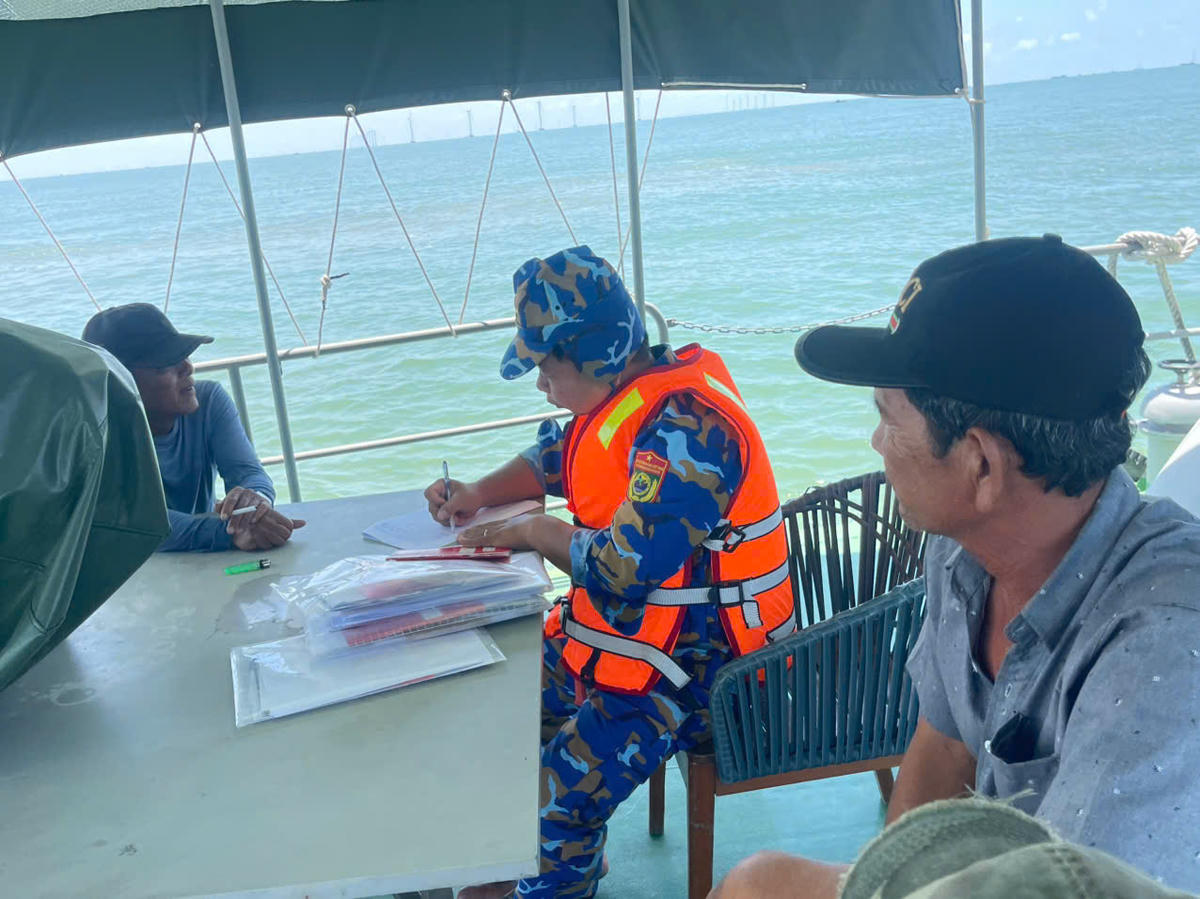 Biên phòng Vĩnh Long kiểm tra, xử lý vi phạm IUU trên vùng biển quản lý. (Ảnh: Trần Giỏi).