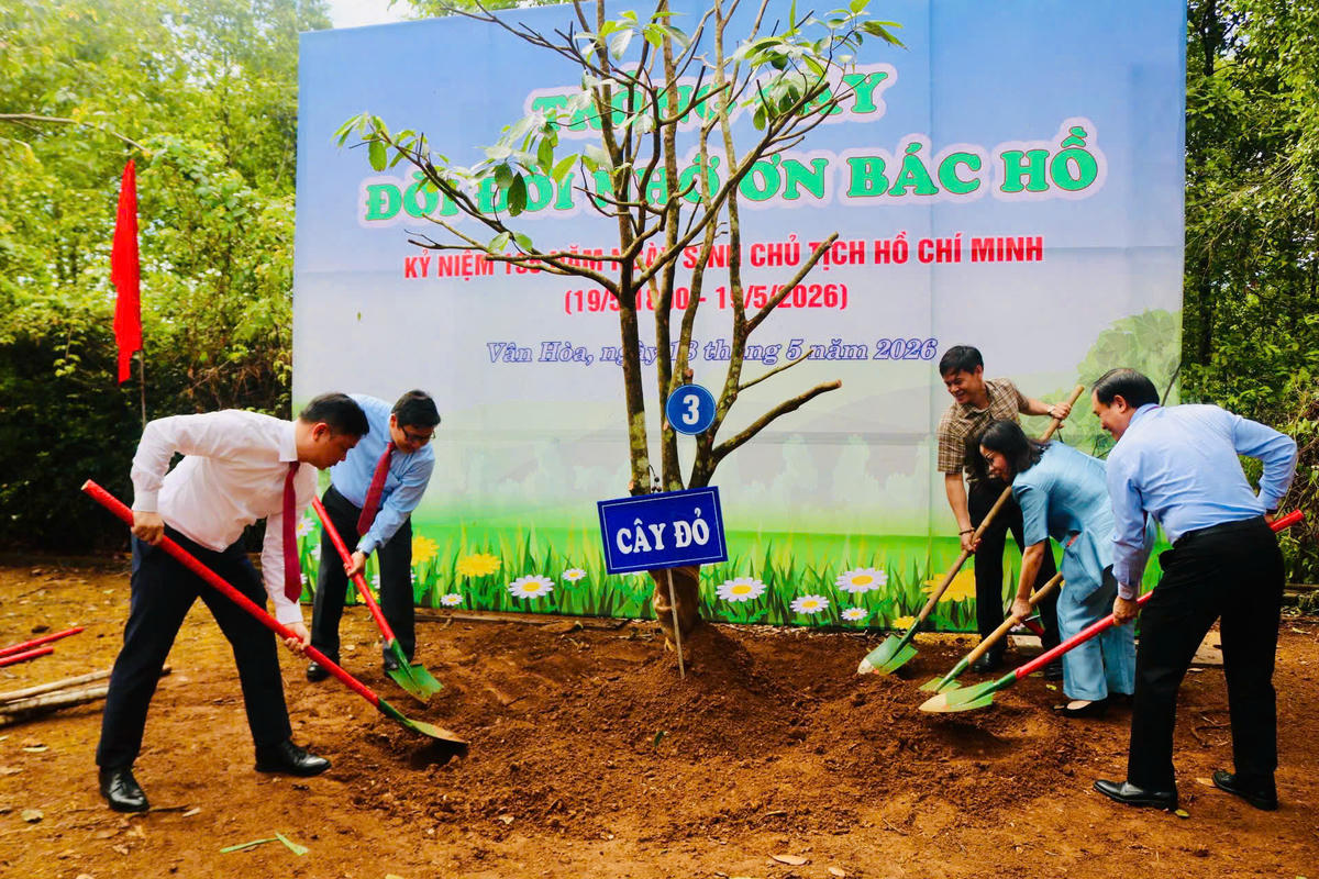 Lãnh đạo tỉnh Đắk Lắk, đại biểu tham gia trồng cây lưu niệm hưởng ứng hoạt động “Đời đời nhớ ơn Bác Hồ” tại xã Vân Hòa. Ảnh: Lê Biết.