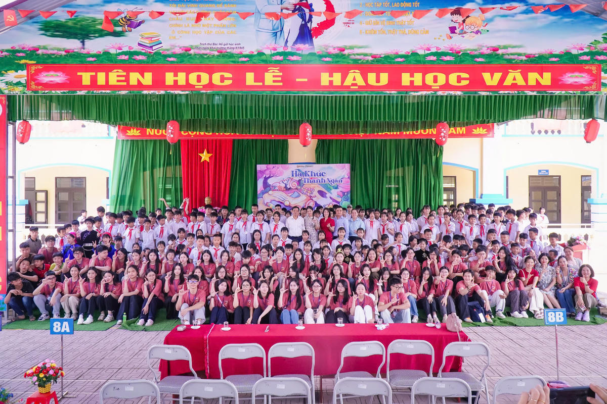 Các thành viên Libreria Project chụp ảnh lưu niệm cùng các thầy cô và học sinh. Ảnh: BTC.
