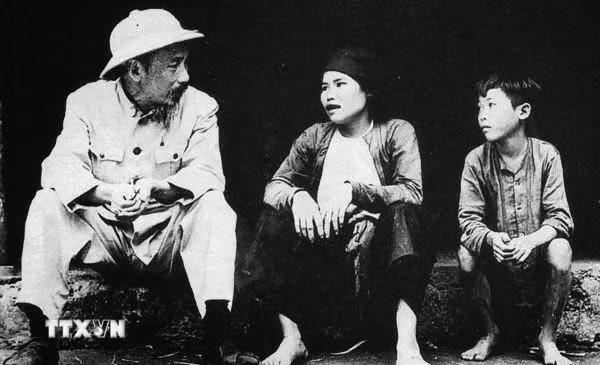ttxvn-1405-chu-tich-ho-chi-minh-tinh-yeu-bao-la-nhan-dan-40.jpg