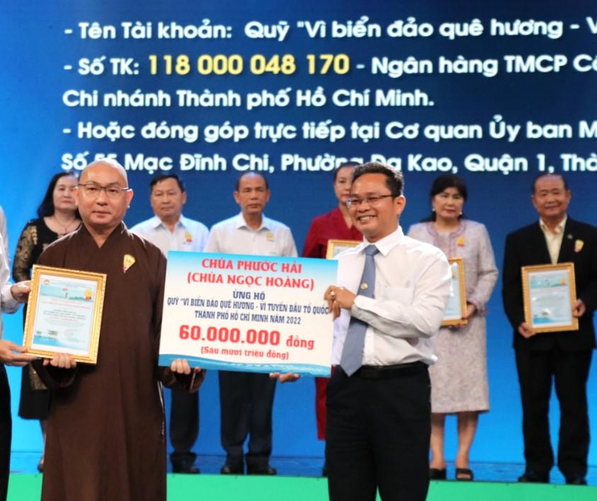 Đại diện Mặt trận TP Hồ Chí Minh tiếp nhận ủng hộ nhân dân và chiến sĩ nơi biên giới, hải đảo. Ảnh: Q.Đ.