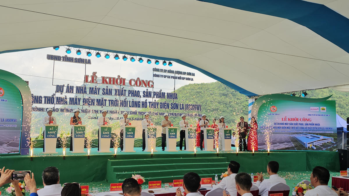 Các đại biểu thực hiện nghi thức khởi công. Ảnh: T.H.