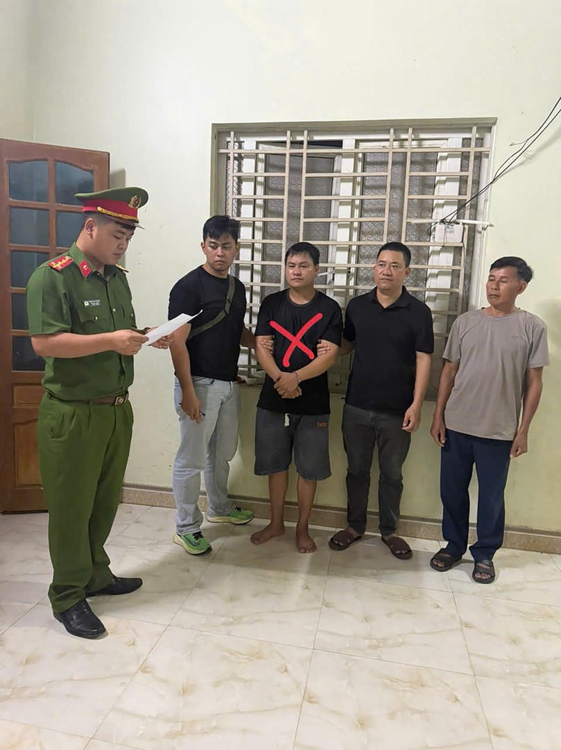Công an bắt giữ đối tượng cầm đầu đường dây (mặc áo đen ở giữa ảnh) tại địa bàn Nghệ An ngày 15/5/2026.