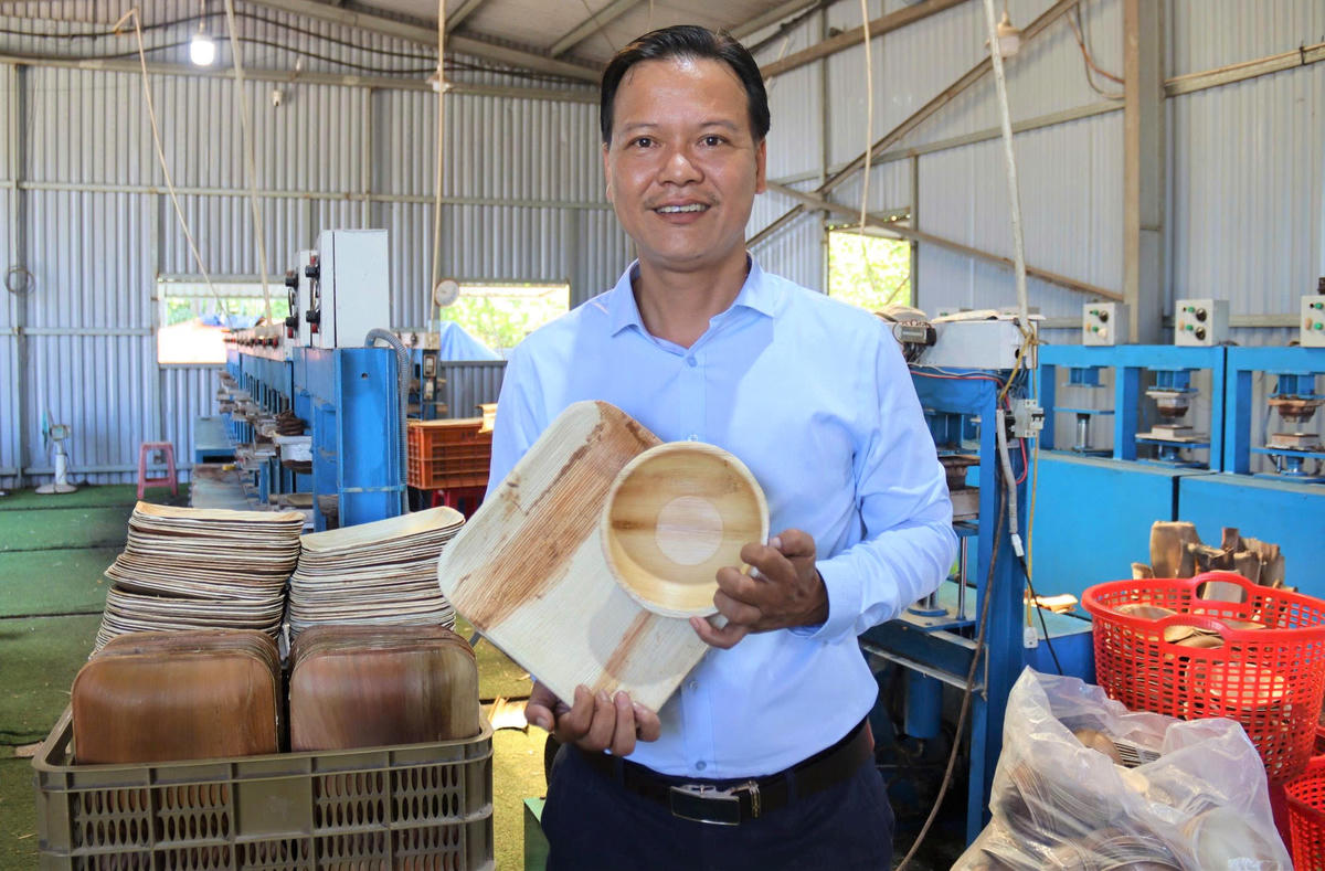 Anh Nguyễn Văn Tuyến bên sản phẩm mo cau do mình làm ra. Ảnh: TT.