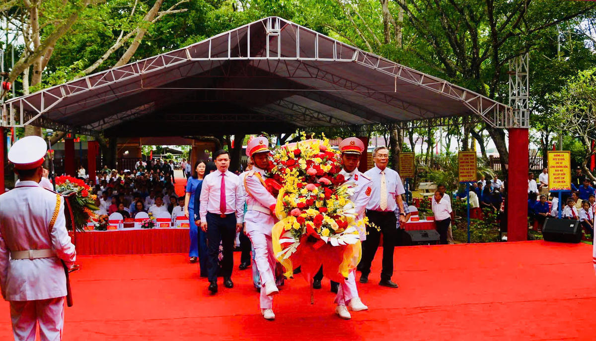 Lãnh đạo tỉnh Đắk Lắk dâng vòng hoa tưởng niệm Chủ tịch Hồ Chí Minh tại Nhà thờ Bác Hồ.&nbsp;