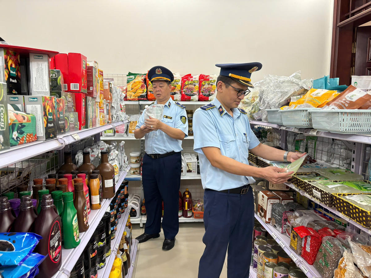 Ra quân kiểm tra hàng hóa tháng cao điểm, phát hiện, thu giữ hàng nghìn sản phẩm xâm phạm quyền sở hữu trí tuệ (ảnh: Cục quản lý thị trường Lạng Sơn)
