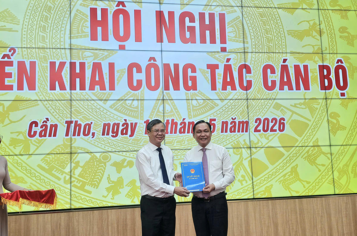 Chủ tịch UBND TP Cần Thơ Trương Cảnh Tuyên (bên trái) trao quyết định của Thủ tướng Chính phủ phê chuẩn kết quả bầu Phó chủ tịch UBND TP nhiệm kỳ 2026 - 2031 đối với ông Lê Công Lý. Ảnh: CQ