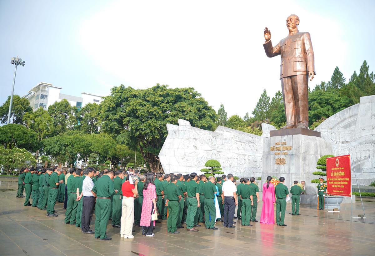 Lễ báo công dâng lên Bác tại quảng trường Đại đoàn kết. Ảnh: Đình Sang.