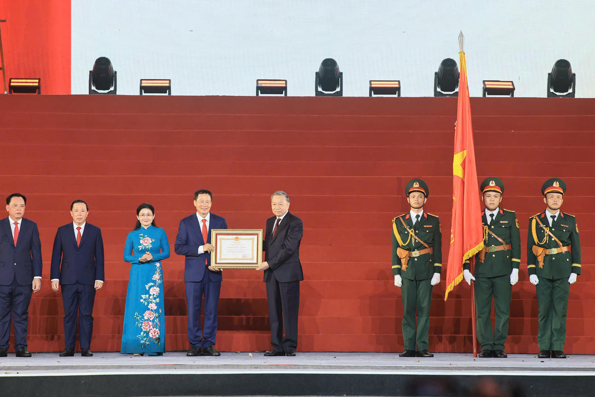 Tổng Bí thư, Chủ tịch nước Tô Lâm trao Huân chương Lao động hạng Nhất cho thành phố Đồng Nai. Ảnh: BTC