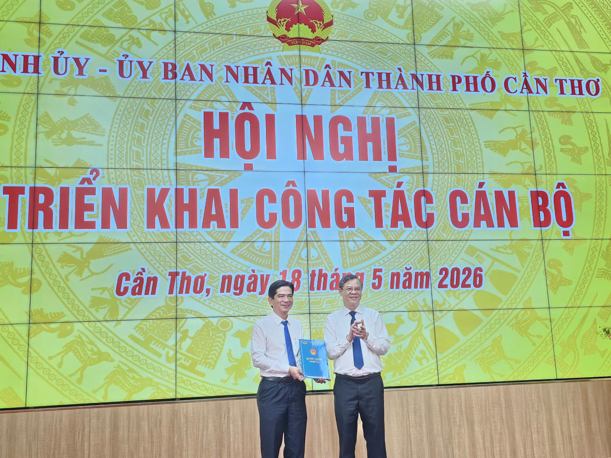 Ông Trần Ngọc Hùng (bên trái) được giao Quyền trưởng Ban Quản lý các khu chế xuất và công nghiệp Cần Thơ sau khi trưởng ban được bầu làm Phó Chủ tịch UBND TP Cần Thơ. Ảnh CQ