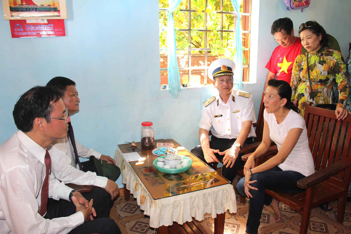 Lãnh đạo TP Hồ Chí Minh thăm hỏi gia đình người dân đang sinh sống trên đảo Trường Sa Lớn. Ảnh Q.Đ.