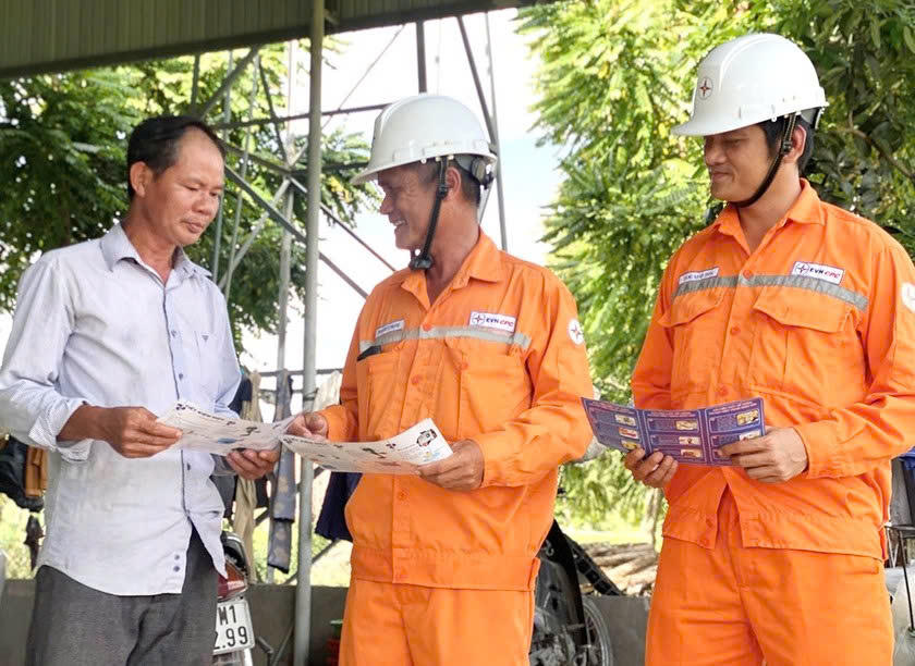 Nhân viên Điện lực hướng dẫn người dân sử dụng điện an toàn
