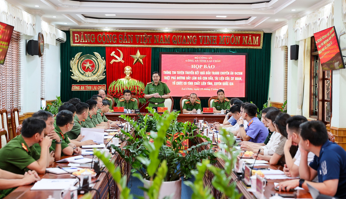 Toàn cảnh buổi họp báo tại Công an tỉnh Lai Châu chiều ngày 18/5/2026