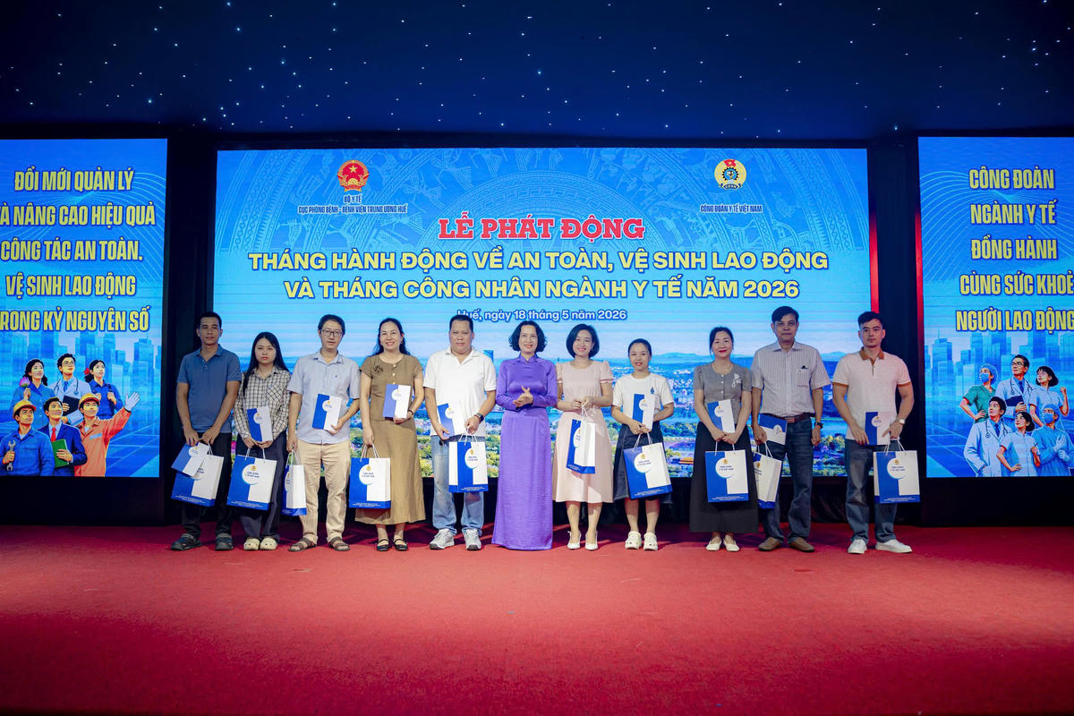 Thứ trưởng Bộ Y tế trao quà cho các&nbsp;nhân viên y tế thuộc ngành Y tế tỉnh Quảng Trị bị tai nạn lao động, mắc bệnh nghề nghiệp.
