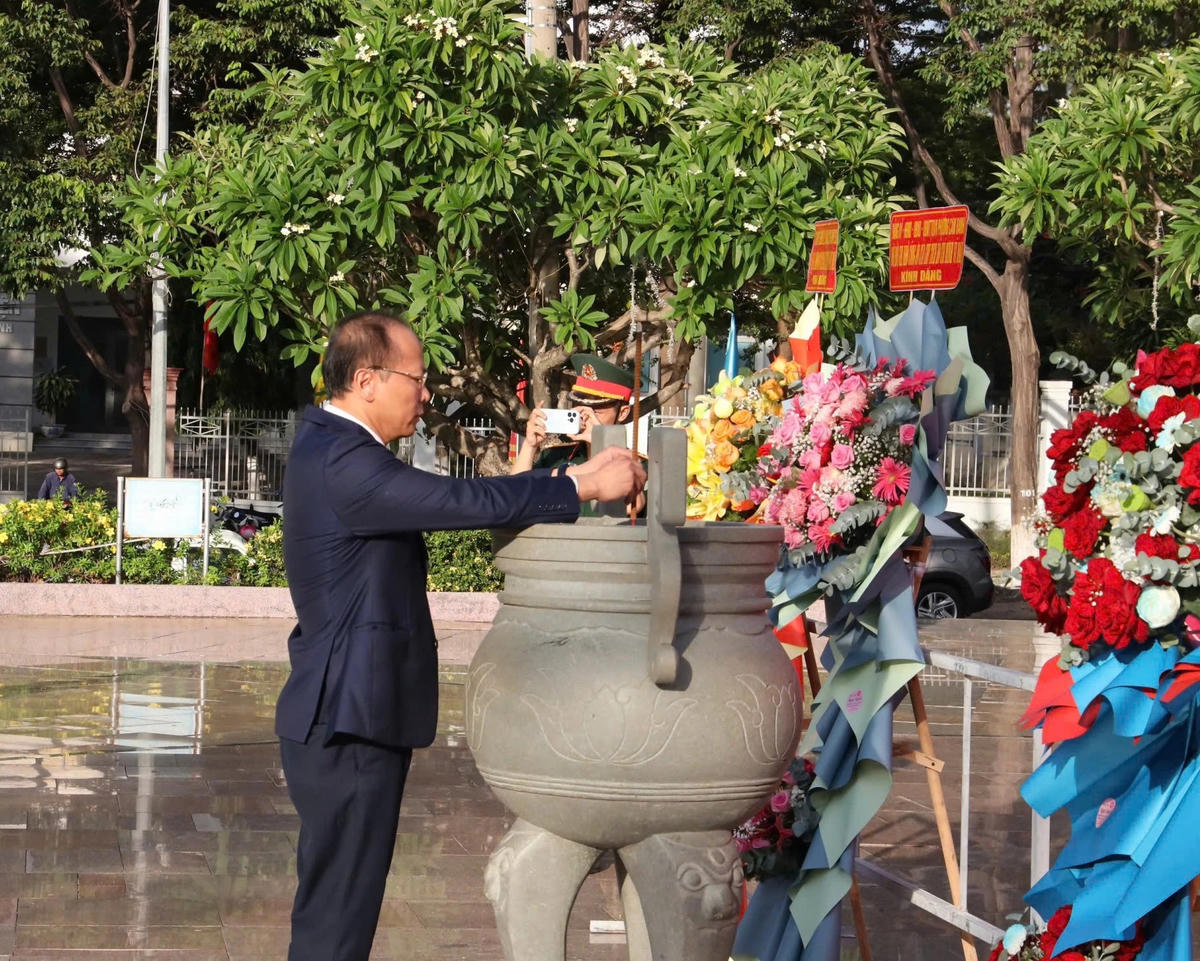 Ông Nguyễn Khắc Hà, Phó Bí thư Tỉnh ủy, Chủ tịch Ủy ban MTTQ Việt Nam tỉnh Khánh Hòa, dâng hương tại Tượng đài Bác Hồ, phường Cam Ranh.