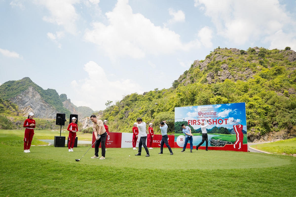 Các lãnh đạo thực hiện nghi thức First Shot khai trương sân Canyon Course tại Legend Valley Country Club