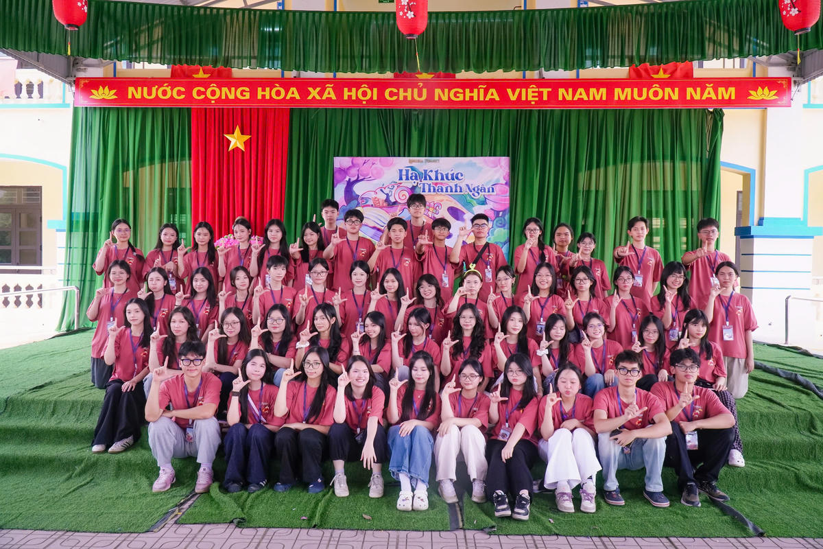 Các bạn trẻ thuộc Ban Tổ chức Libreria Project tại trường TH&THCS Hữu Liên trong sự kiện ngày 16/5. Ảnh: BTC.