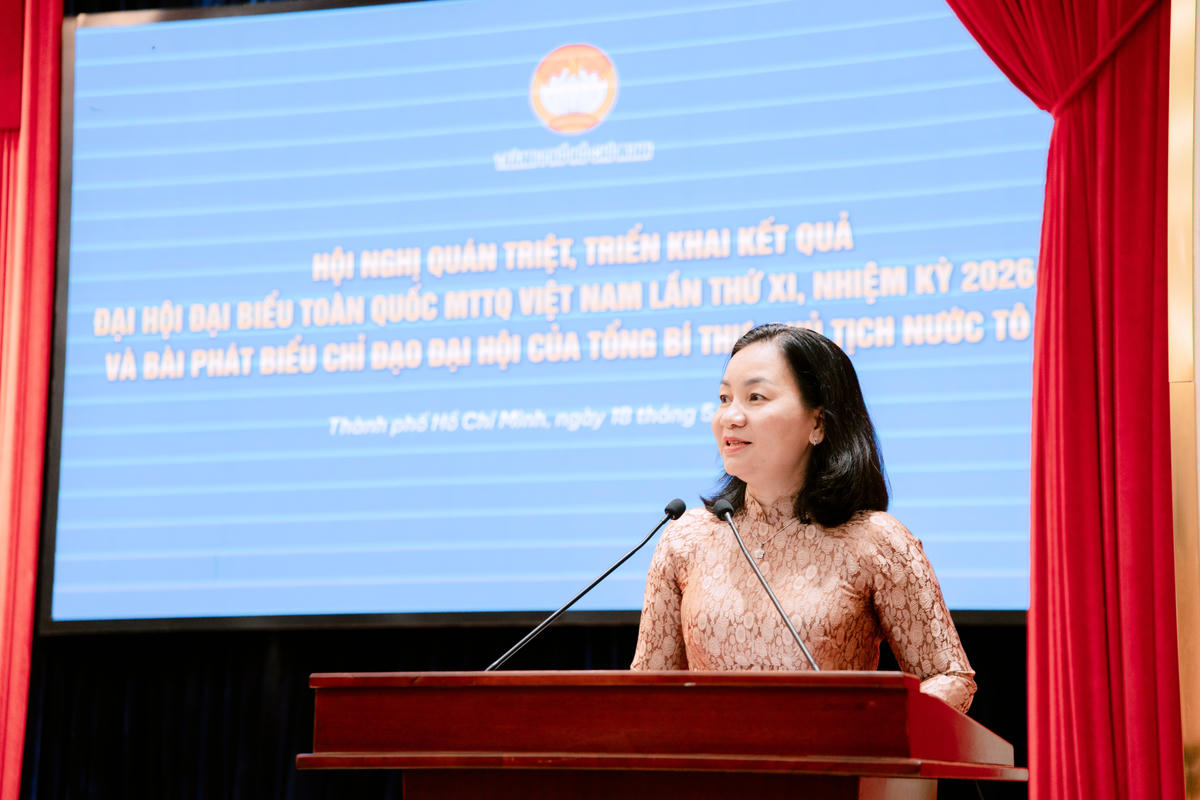 Bà Trương Thị Bích Hạnh - Ủy viên Ban Thường vụ Thành uỷ, Phó Chủ tịch Thường trực Ủy ban MTTQ Việt Nam TP Hồ Chí Minh quán triệt những nội dung trọng tâm, cốt lõi của Đại hội. Ảnh: QT.