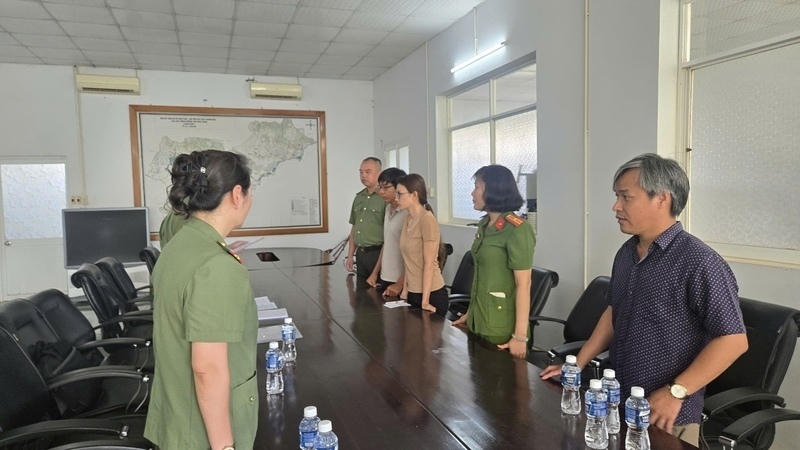 Cơ quan công an khám xét tại văn phòng làm việc của Công ty Cổ phần Đường Lâm. (Ảnh: Công an tỉnh Lạng Sơn)