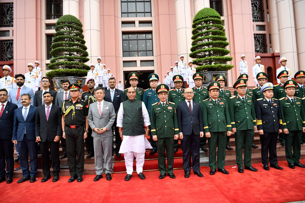 Đại tướng Phan Văn Giang và Bộ trưởng Bộ Quốc phòng Ấn Độ Rajnath Singh cùng thành viên hai đoàn chụp ảnh chung. Ảnh: Trọng Hải