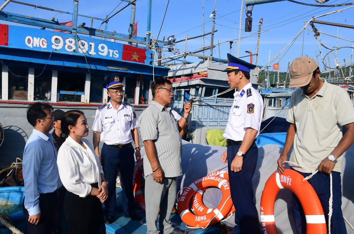 Đại tá Trần Hồng Quế, Phó Chính ủy Vùng Cảnh sát biển 2 cùng lãnh đạo phường Sa Huỳnh thăm, động viên ngư dân tại cảng cá Sa Huỳnh. Ảnh: CBS 2.
