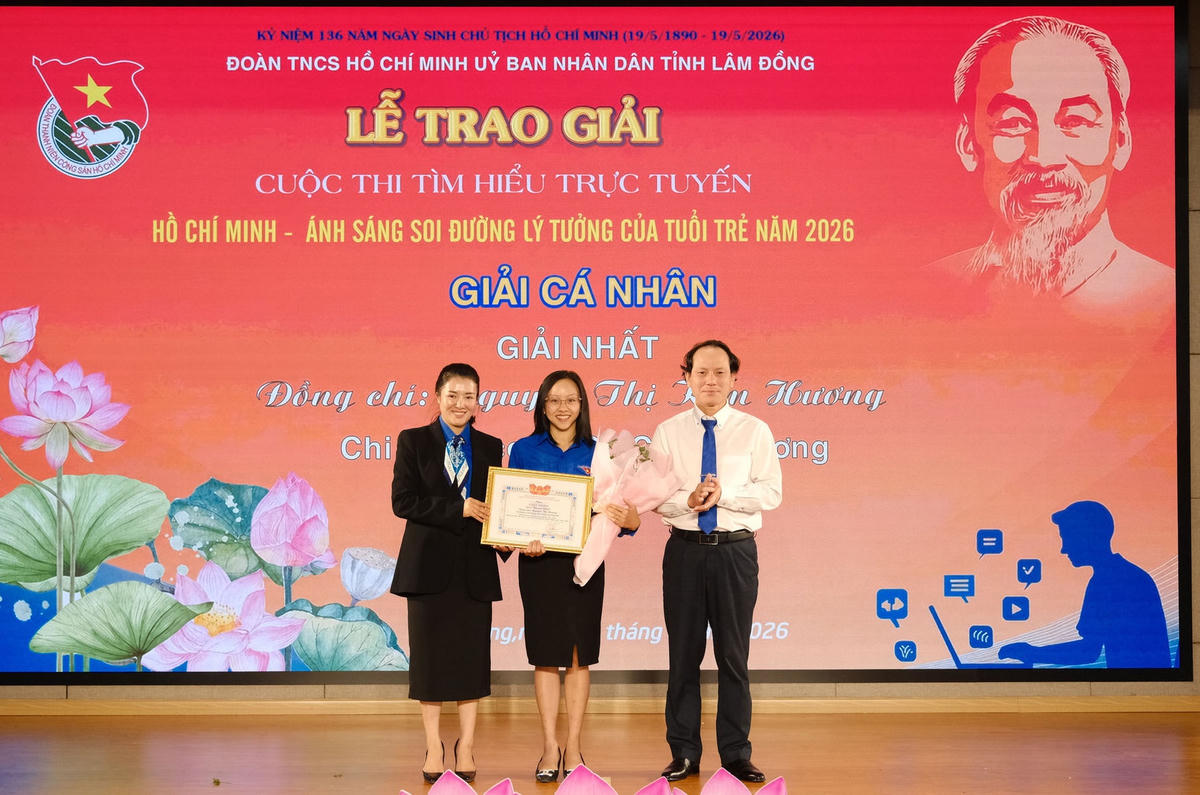 Ban Tổ chức trao giải Nhất cho tác giả đoạt giải tại Cuộc thi trực tuyến tìm hiểu về cuộc đời, sự nghiệp Chủ tịch Hồ Chí Minh với chủ đề “Hồ Chí Minh - Ngọn đèn soi sáng lý tưởng thanh niên” năm 2026.