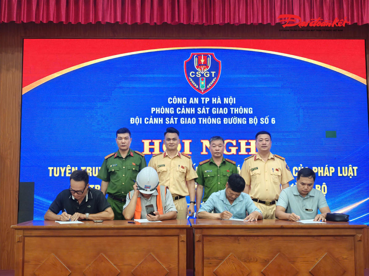 Các doanh nghiệp, nhà thầu và lái xe ký cam kết chấp hành nghiêm các quy định của pháp luật về trật tự, an toàn giao thông đường bộ.