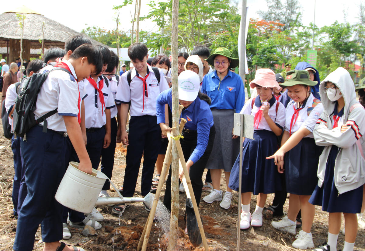 Các em thiếu nhi tham gia trồng cây. Ảnh: Q.Đ.