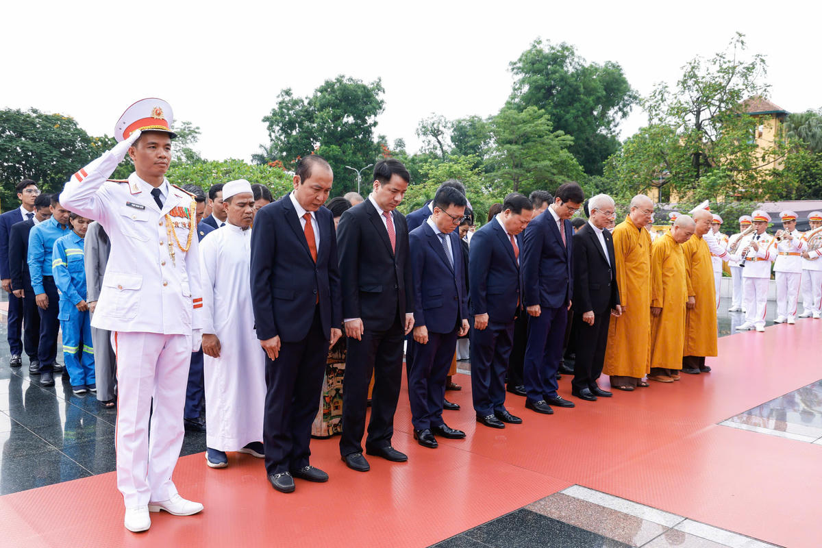 Đoàn đại biểu Ủy ban Trung ương MTTQ Việt Nam đặt vòng hoa, dâng hương tưởng niệm các Anh hùng liệt sĩ tại Đài tưởng niệm các Anh hùng liệt sĩ trên đường Bắc Sơn. Ảnh: Quang Vinh