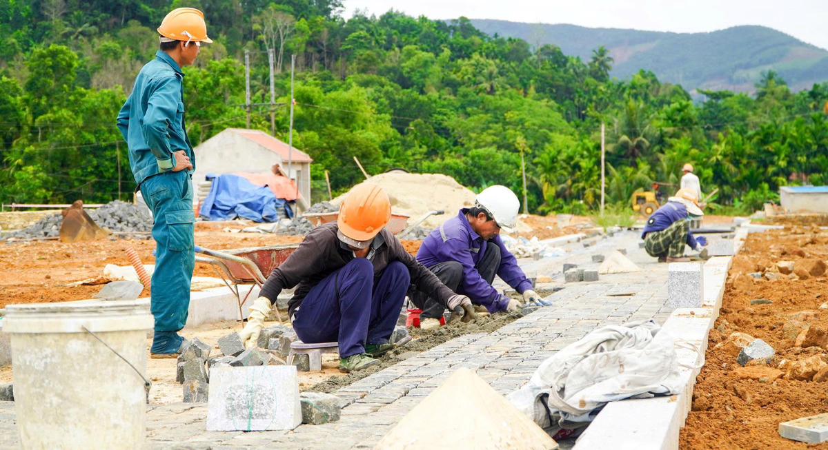 Công nhân thi công&nbsp;Dự án phát huy giá trị di tích Nhà lưu niệm cụ Huỳnh Thúc Kháng. Ảnh: NT.