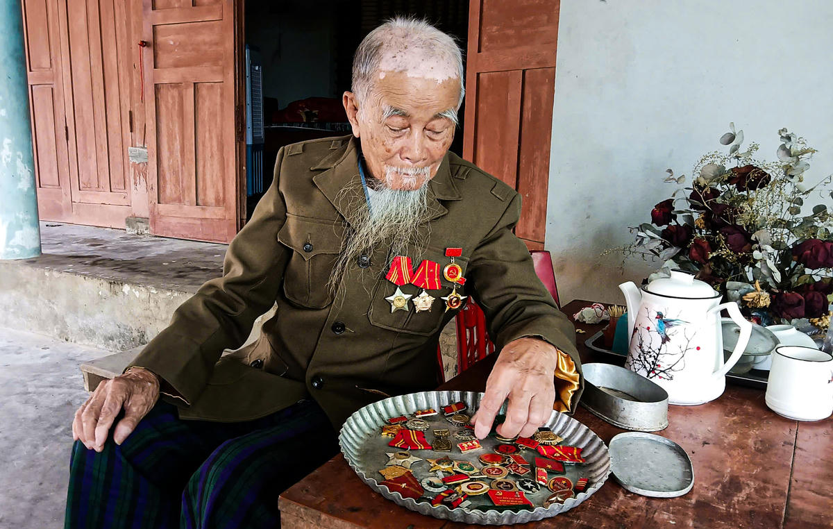 Cựu binh Phan Văn Thi đã được Đảng và Nhà nước tặng thưởng nhiều huân chương, huy chương cao quý. Ảnh: Tiến Quân
