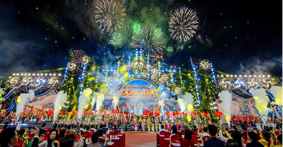 Hình ảnh rực rỡ trong Lễ Công bố thành lập Thành phố Đồng Nai diễn ra tại Aqua City tối ngày 18/5.