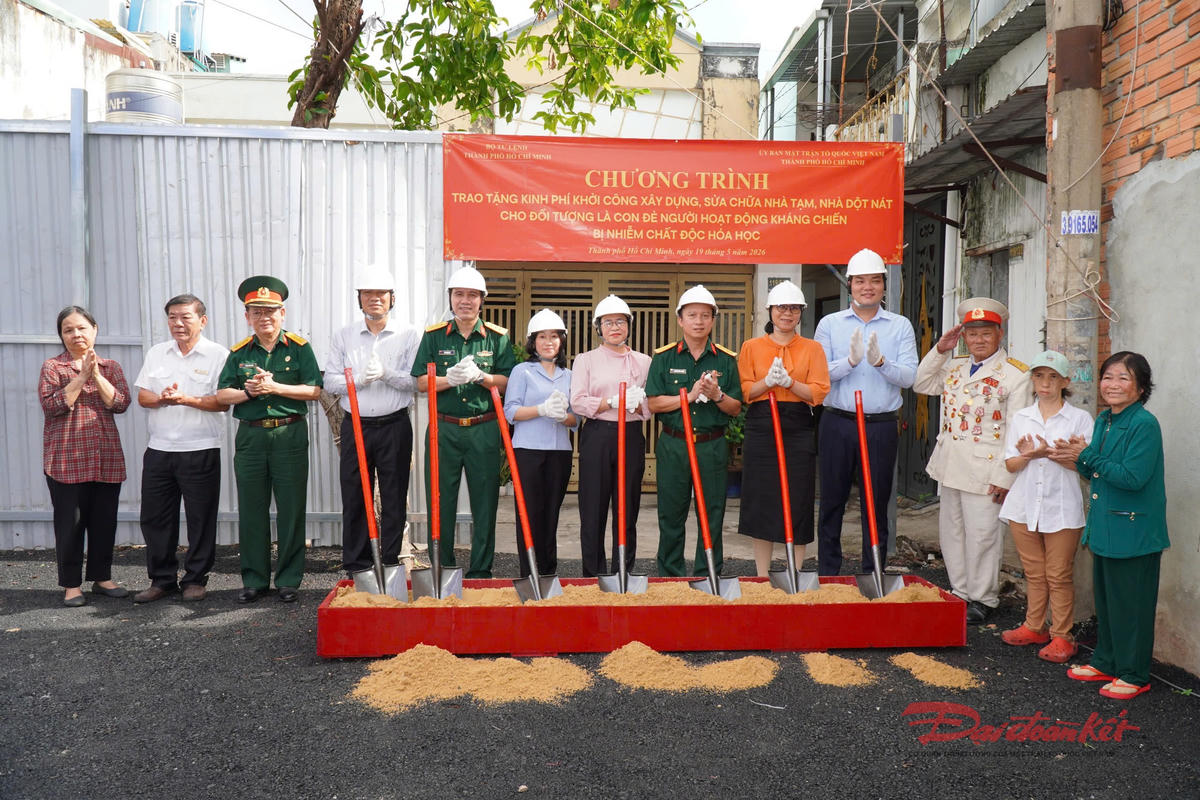 Quang cảnh lễ khởi công 7 căn nhà, với tổng số tiền 600 triệu đồng cho các gia đình có người&nbsp;hoạt động kháng chiến bị nhiễm chất độc hóa học. Ảnh: Kim Trường.