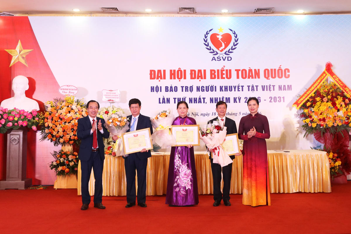 Phó Chủ tịch - Tổng Thư ký Hà Thị Nga tặng Bằng khen của UBTƯ MTTQ Việt Nam cho các cá nhân tại Đại hội.