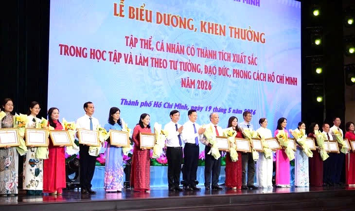Lãnh đạo TP Hồ Chí Minh tặng Bằng khen cho các tập thể có thành tích xuất sắc trong học tập và làm theo tư tưởng, đạo đức, phong cách Hồ Chí Minh năm 2026. Ảnh: Quang Định.