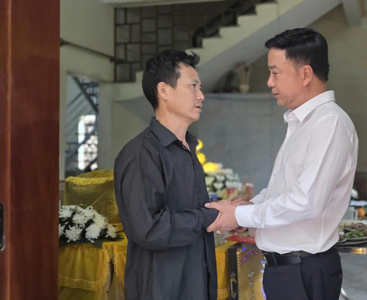 Ông Đinh Tiến Hải - Giám đốc Quỹ Bảo trợ trẻ em Việt Nam động viên, chia buồn cùng gia đình có trẻ em bị đuối nước tại xã Sông Lô. Ảnh: Vương Long