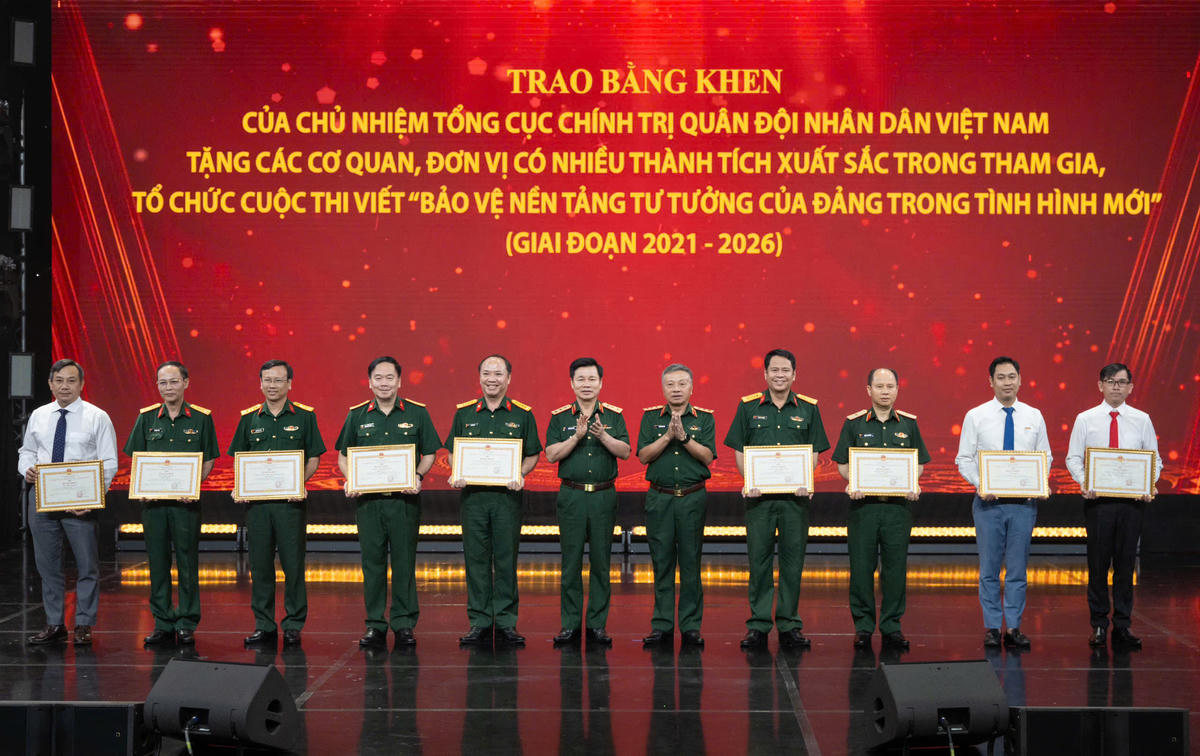 Tổng cục Chính trị trao 9 Bằng khen tặng 9 tập thể có nhiều đóng góp tích cực cho cuộc thi trong 5 năm qua.&nbsp;