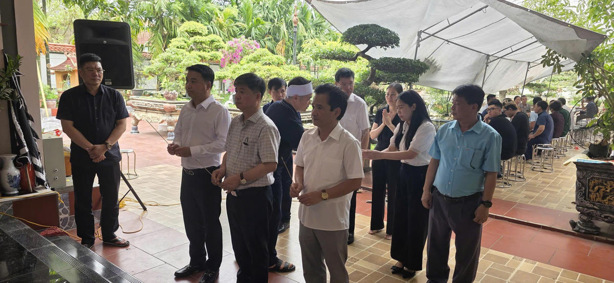 Đoàn công tác thắp hương chia buồn cùng gia đình. Ảnh: Vương Long