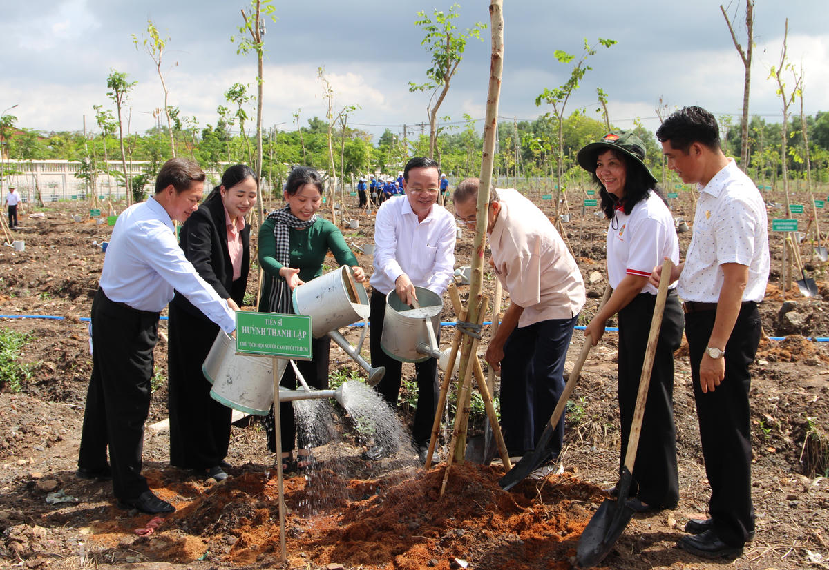 Lãnh đạo TP Hồ Chí Minh cùng các đại biểu trồng cây tại buổi lễ. Ảnh: Q.Đ.