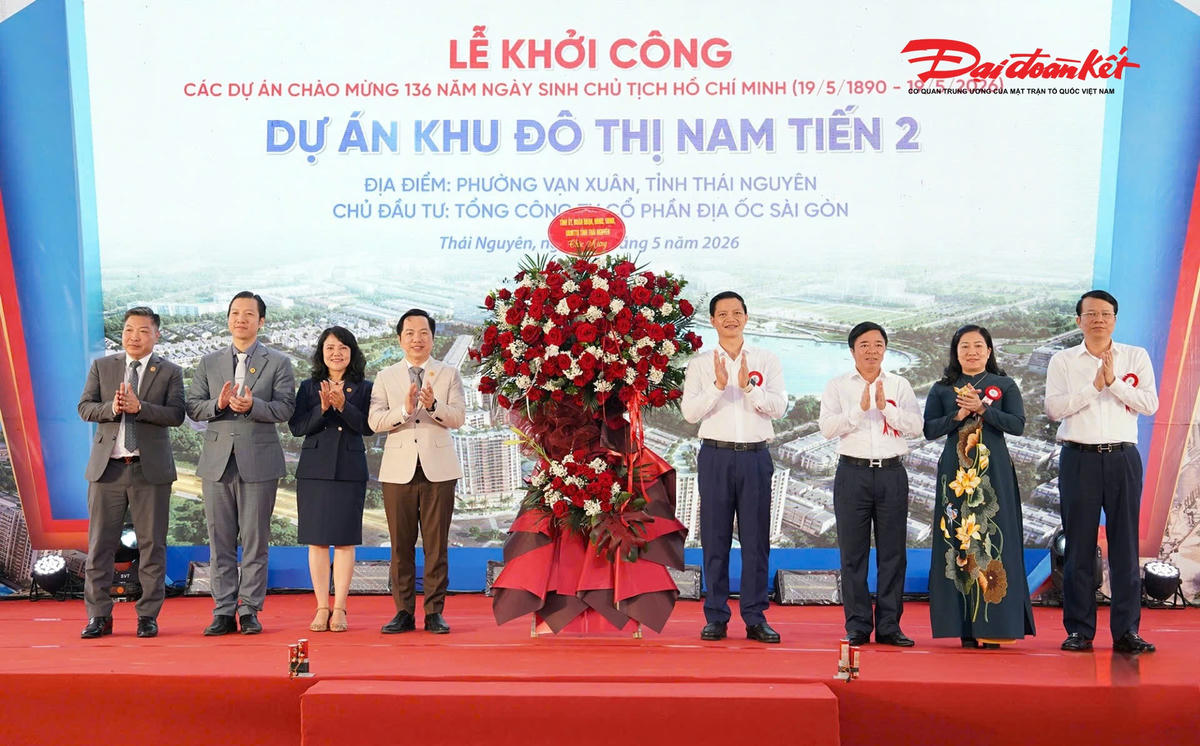 Chủ tịch UBND tỉnh Thái Nguyên Vương Quốc Tuấn tặng hoa chúc mừng&nbsp;Tổng công ty CP Địa ốc Sài Gòn.