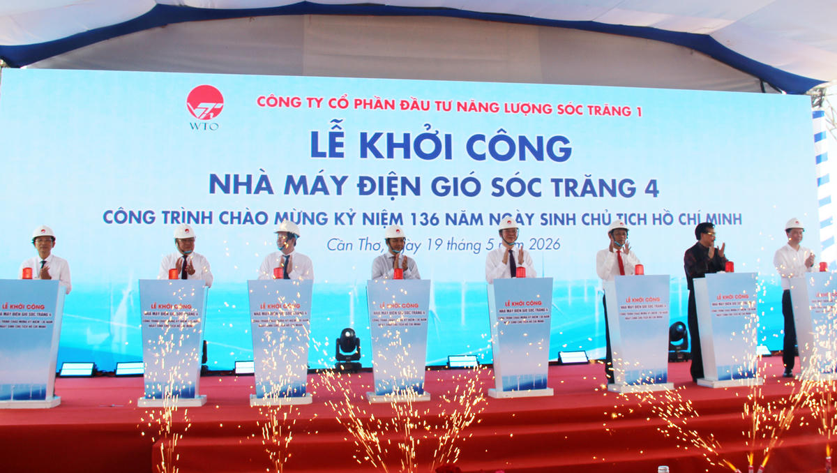 Đại diện lãnh đạo TP và chủ dự án thực hiện nghi thức khởi công Dự án nhà máy điện gió Sóc Trăng 4.