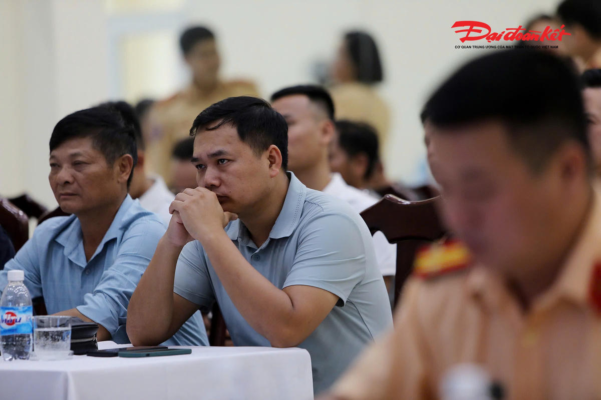 Các nhà thầu được xem hình ảnh các vụ tai nạn giao thông.