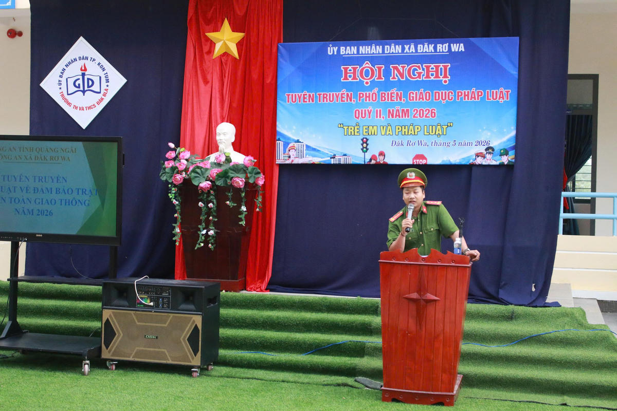 Lực lượng chức năng tuyên truyền về pháp luật và phòng chống đuối nước cho học sinh ở xã Đăk Rơ Wa. Ảnh: CD.