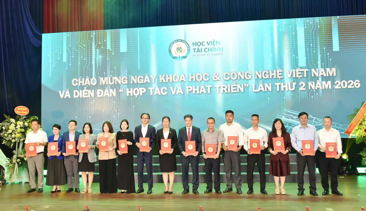 Giám đốc Trường Đào tạo và Bồi dưỡng nghiệp vụ kiểm toán Vương Nguyên Lượng (thứ hai từ phải sang) tham dự Lễ trao Biên bản ghi nhớ hợp tác với Học viện Tài chính. Ảnh: HVTC
