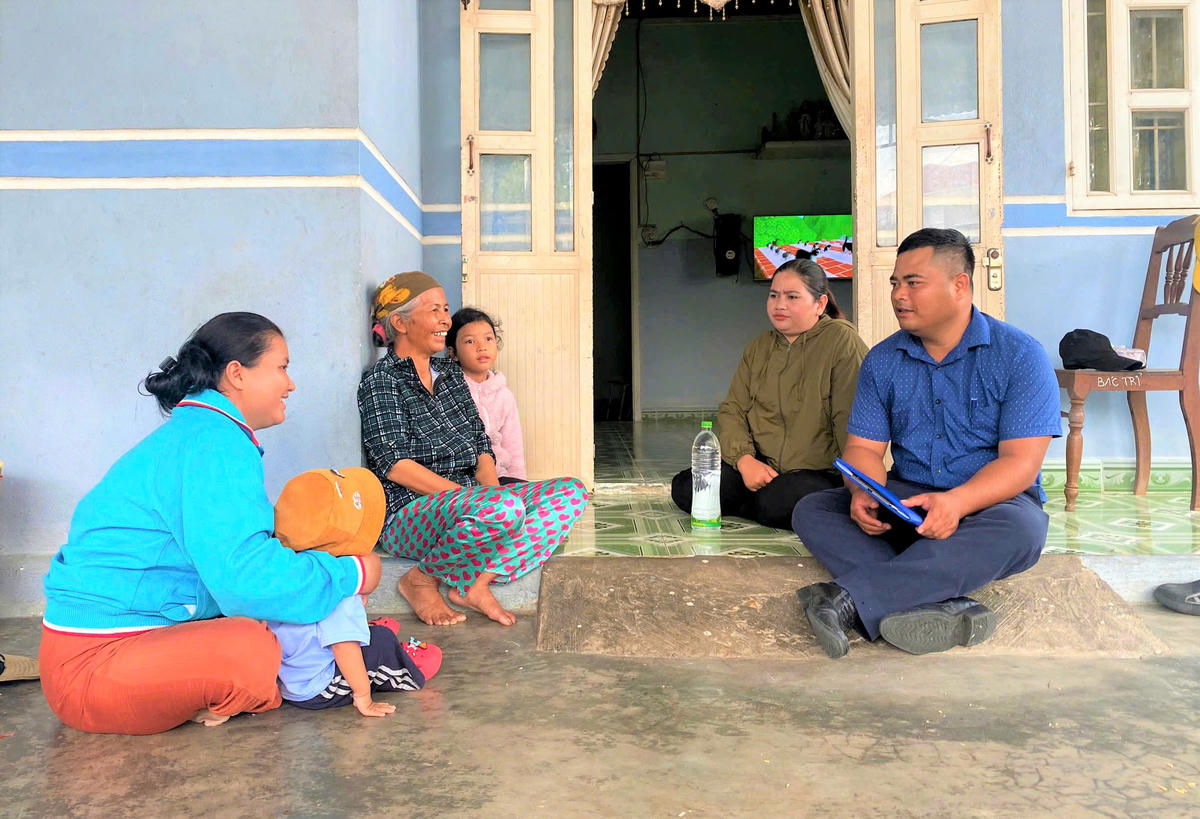 Cán bộ xã&nbsp;Đăk Rơ Wa đến từng nhà dân tuyên truyền, hướng dẫn phòng chống đuối nước cho trẻ em. Ảnh: CD.